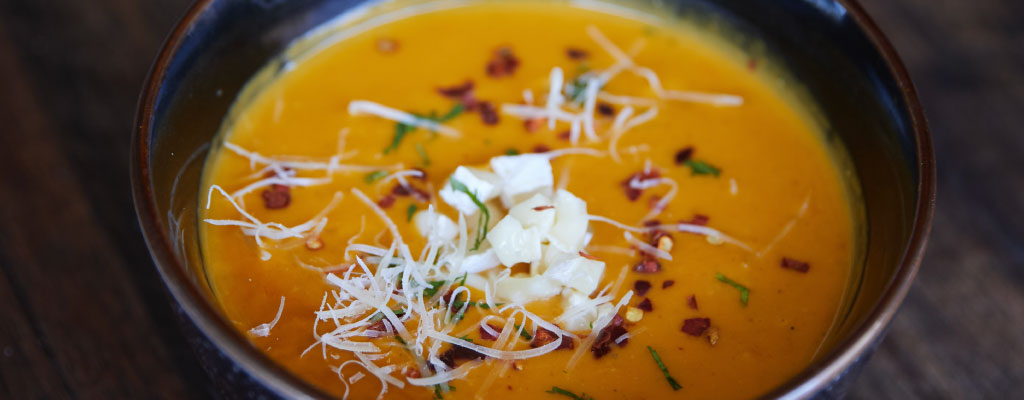 Crema de Calabaza con Tomates Asados y Topping de Queso Brie