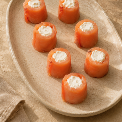 Rolls de Salmón con Mousse de Queso Crema